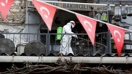 Coronavirus in der Türkei: Ein Arbeiter desinfiziert einen Teil des Großen Bazars in Istanbul.