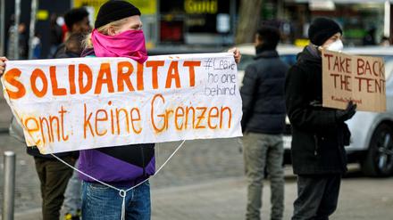 Aktion zur Kampagne #LeaveNoOneBehind: Demonstranten am Dienstag in Hamburg fordern die Aufnahme von Geflüchteten aus dem Camp Moria. 