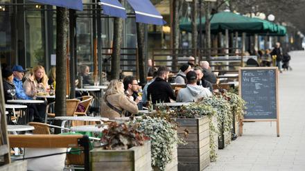 Ein gut besuchtes Cafe in Stockholm am 27. März.
