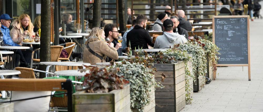 Ein gut besuchtes Cafe in Stockholm am 27. März.