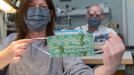 Immer mehr Menschen nähen selbst Masken - wie hier in Bayern. 