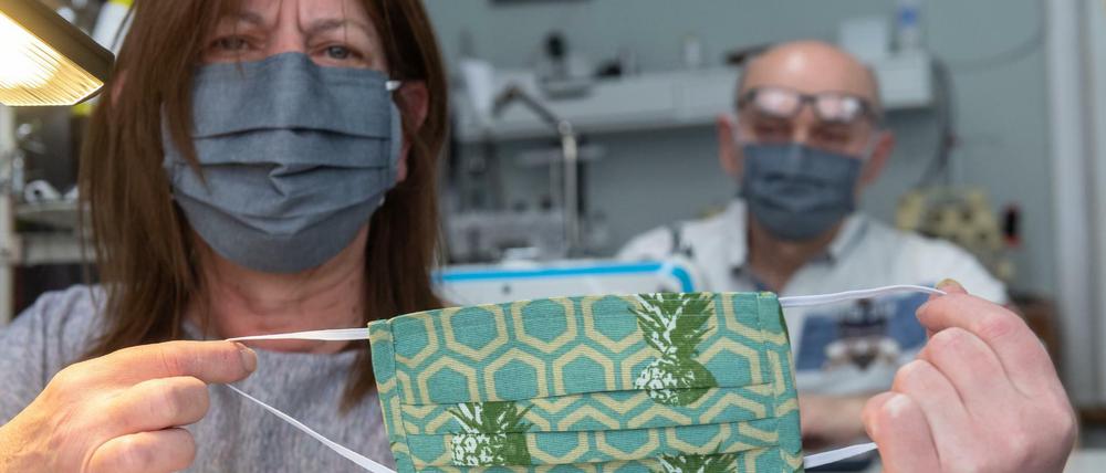 Immer mehr Menschen nähen selbst Masken - wie hier in Bayern.