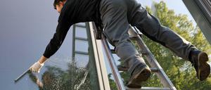 Fensterputzer bei der Arbeit. Sie arbeiten oft unter dem Mindestlohn.