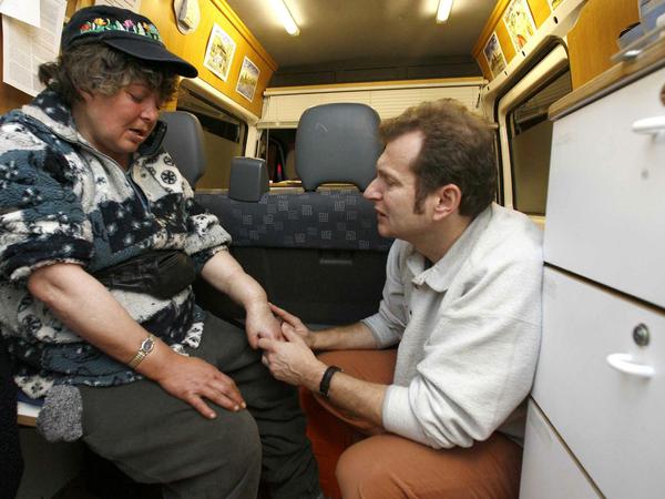Trabert bei einer Untersuchung in seinem Mainzer Arztmobil: "Wir schicken niemanden weg".