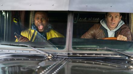 Winston Duke und Mark Wahlberg in „Spenser Confidential“.