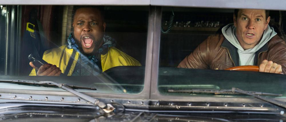 Winston Duke und Mark Wahlberg in „Spenser Confidential“.