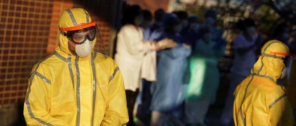 Ein Krankenhausmitarbeiter in Leganes bei Madrid.
