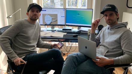 Von Hamburg aus organisieren Lennart Heldmann (links) und Georg Schacht den Import.