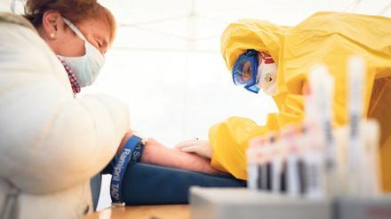Blut statt Spucke. Mit einem Bluttest könnten auch Antikörper gefunden werden.