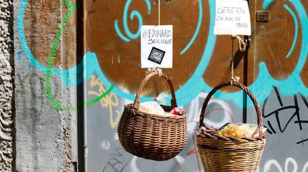 Solidarität auf Italienisch: Mit gespendeter Pasta gefüllte Körbe in einer Gasse in Neapel. Und wie steht es europaweit ums Geben?