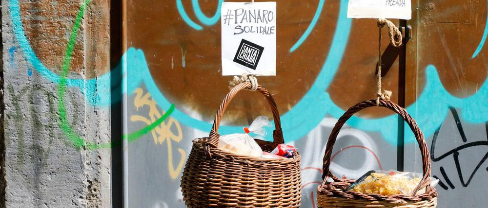 Solidarität auf Italienisch: Mit gespendeter Pasta gefüllte Körbe in einer Gasse in Neapel. Und wie steht es europaweit ums Geben? 