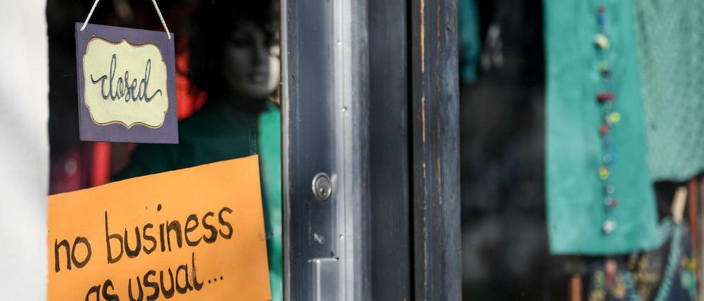 Hilfsbedürftig: Die Eingangstür eines Ladengeschäfts.