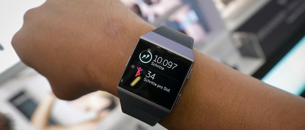 Mit einer Smartwatch werden Vitaldaten gesammelt. 