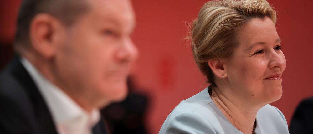 Haben allen Grund zur Freude: Franziska Giffey (r) und Olaf Scholz (beide SPD).