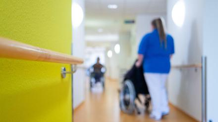Gefahr für Risikogruppe. In mehreren Berliner Pflegeeinrichtungen wurden Covid-19-Erkrankungen festgestellt.