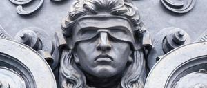 Justitia ist blind, wie dieses Relief am Kriminalgericht Moabit zeigt. Doch auch die Justiz hat in Corona-Zeiten zu kämpfen.