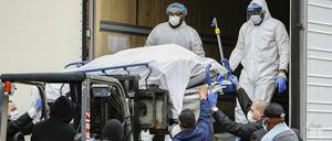 Eine Leiche wird mit einem Gabelstapler von dem Brooklyn Hospital Center zu einem Kühlwagen transportiert.