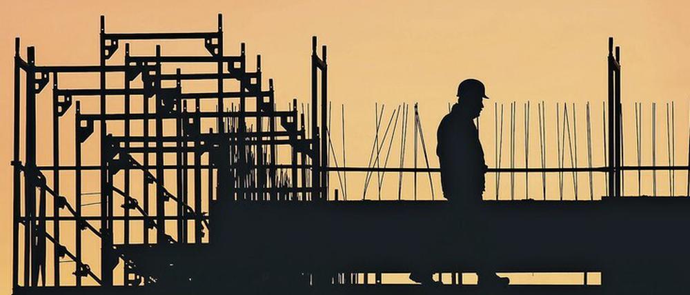 Die Produktion von Wohn- und Gewerberäumen kann durch Lieferengpässe, Erkrankungen in den Belegschaften oder behördliche Maßnahmen gebremst werden. Ob es so kommt, ist weiterhin ungewiss, die Auswirkungen könnten aber immens sein. 