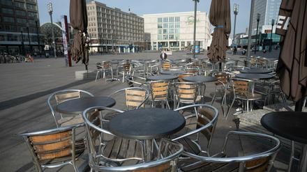 Der menschenleere Alexanderplatz in Berlin 