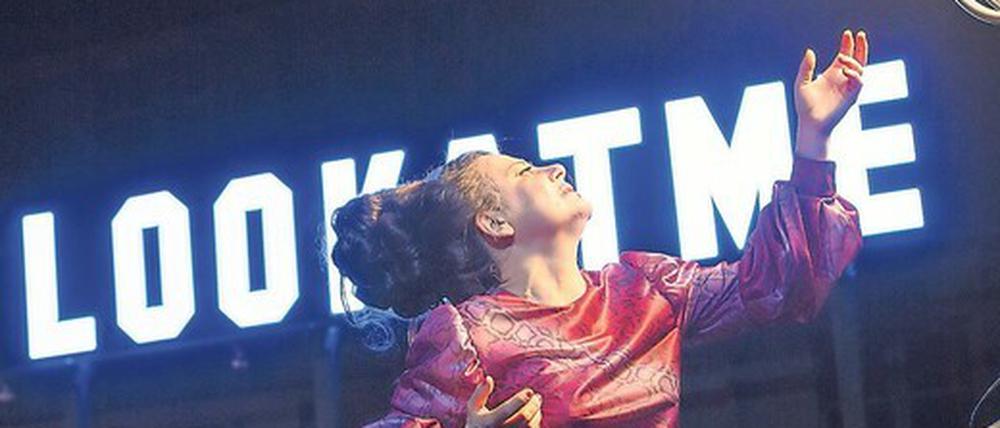 Abgesagt. Eigentlich war die Leipziger Inszenierung „Süßer Vogel Jugend“ zum Theatertreffen nach Berlin eingeladen. Anita Vulesica ist nun nicht in der Rolle einer alternden Schauspielerin zu sehen, sondern denkt zu Hause über die Zukunft nach. 