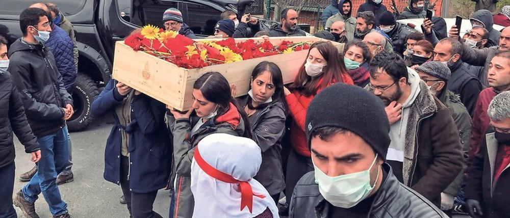 Protest am Grab. Trauergäste tragen in Istanbul den Sarg von Helin Bölek.