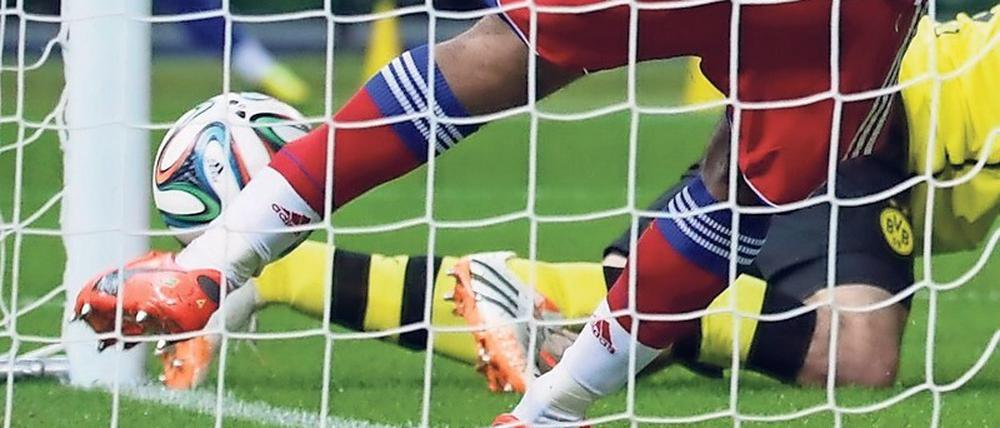Umstrittene Szene. Die „Sportschau“ behilft sich mit dem DFB-Pokalfinale 2014 Dortmund gegen Bayern München. Ausgang bekannt.
