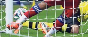 Umstrittene Szene. Die „Sportschau“ behilft sich mit dem DFB-Pokalfinale 2014 Dortmund gegen Bayern München. Ausgang bekannt.