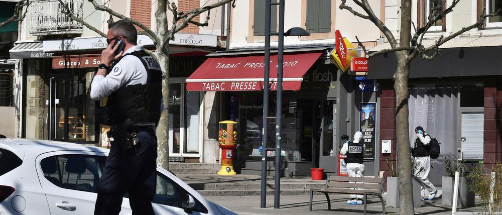 Der Täter soll zunächst den Besitzer eines Tabakladens angegriffen und sich dann in einer Metzgerei ein neues Messer beschafft haben, wo er eine Person erstach.