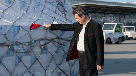 Heiße Ware: Am Dienstag nahm Bayerns Ministerpräsident Markus Söder am Münchner Flughafen eine Lieferung von acht Millionen Schutzmasken aus China entgegen.