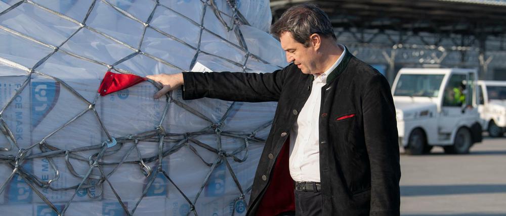 Heiße Ware: Am Dienstag nahm Bayerns Ministerpräsident Markus Söder am Münchner Flughafen eine Lieferung von acht Millionen Schutzmasken aus China entgegen.
