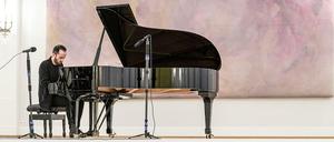 Der Pianist Igor Levit spielt sein täglich per Twitter live gestreamtes Hauskonzert während der Corona-Krise einmalig im großen Saal von Schloss Bellevue. 