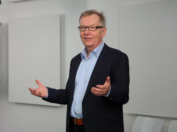 Bernd Gäbler lehrt als Professor für Journalismus und Krisenkommunikation an der FHM Bielefeld.