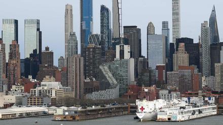 Ein Schiff wird kommen - es bringt aber keine Entlastung. Das Lazarettschiff „USNS Comfort“ vor der Skyline von Manhattan.