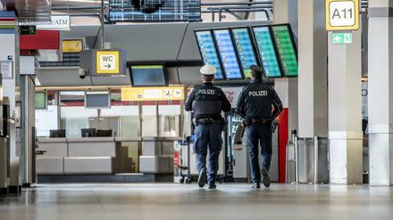 Wachsam in der Krise. Alle 30 Minuten patrouillieren zwei Bundespolizisten durch die leeren Hallen.