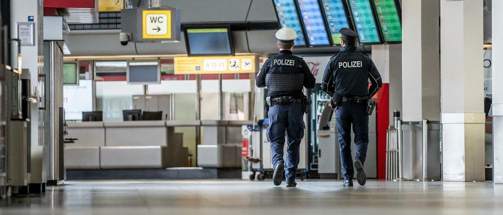Wachsam in der Krise. Alle 30 Minuten patrouillieren zwei Bundespolizisten durch die leeren Hallen.