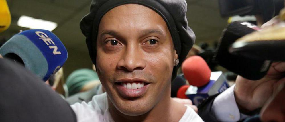 Ronaldinho lacht wieder, noch aber muss er eine lange Gefängnisstrafe fürchten.