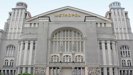 Blick auf die Frontfassade des Metropols am Nollendorfplatz in Berlin-Schöneberg.