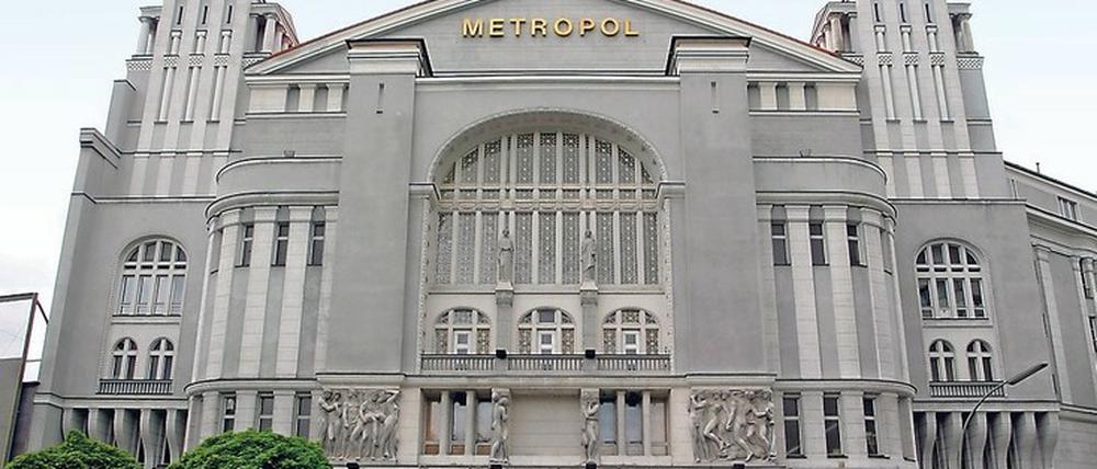 Blick auf die Frontfassade des Metropols am Nollendorfplatz in Berlin-Schöneberg.