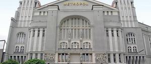 Blick auf die Frontfassade des Metropols am Nollendorfplatz in Berlin-Schöneberg.