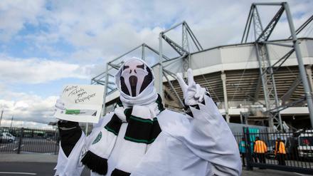 Schrei, wenn du kannst. Überall lauern derzeit Gefahren für den deutschen Profifußball – so auch Anfang März vor dem Spiel Gladbach gegen Köln.