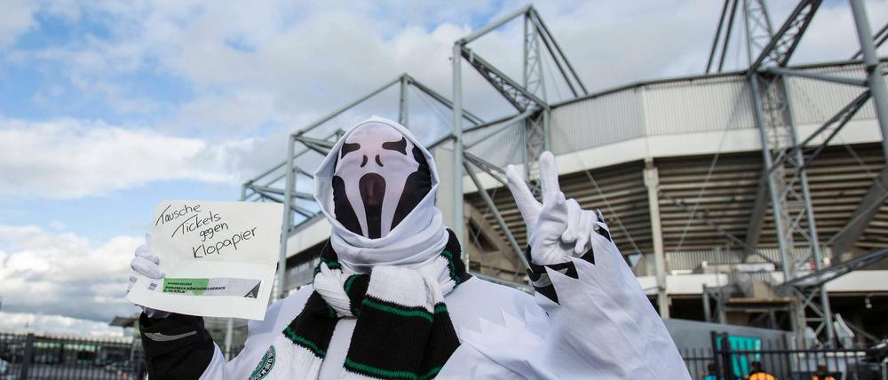 Schrei, wenn du kannst. Überall lauern derzeit Gefahren für den deutschen Profifußball – so auch Anfang März vor dem Spiel Gladbach gegen Köln.