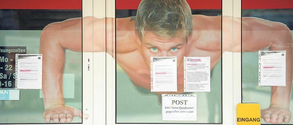Am Boden. Den Liegestütz gibt es in Fitnessstudios derzeit nur auf Plakaten. Der Betrieb ruht während der Coronavirus-Krise.