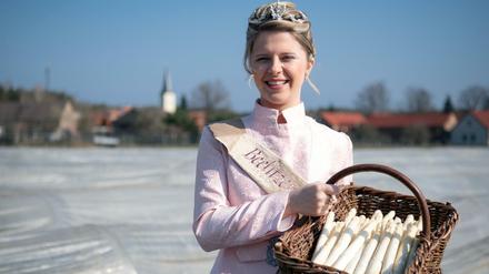 Die 20-jährige Spargelkönigin Gina-Luise Schrey präsentiert zum offiziellen Saisonstart den ersten Beelitzer Spargel.