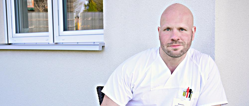 Ricardo Lange an einem freien Tag in seinem Garten.