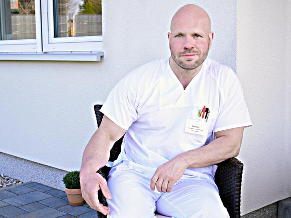 Ricardo Lange an einem freien Tag in seinem Garten.