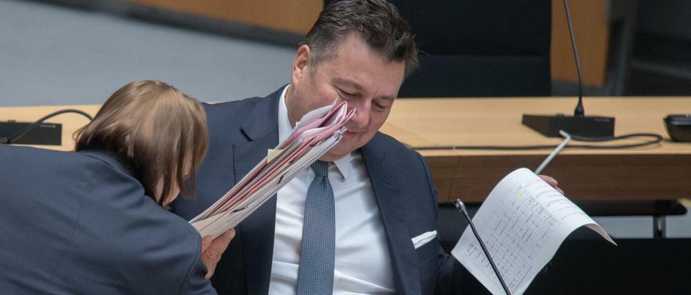 Platz machen zum Putzen: Der Tisch von Innensenator Andreas Geisel (SPD) im Berliner Abgeordnetenhaus wird gereinigt.