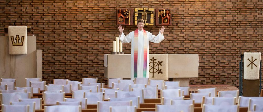 In den Bänken der dieser Kirche in Nordhorn stehen Fotos von Gläubigen.