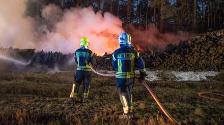 Die Feuerwehr löschte am 5. April etwa 10.000 Kubikmeter brennende Holzstämme nahe der L100 zwischen Schönwalde und Basdorf (Gemeinde Wandlitz) im Landkreis Barnim.