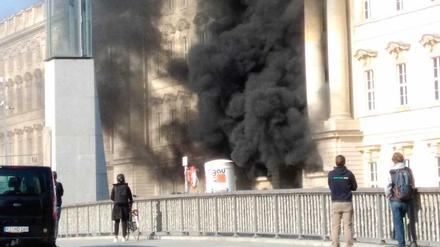 Dichter Qualm steigt am Portal 1 des Stadtschlosses auf.
