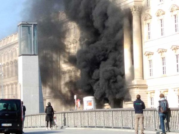Dichter Qualm steigt am Portal 1 des Stadtschlosses auf.